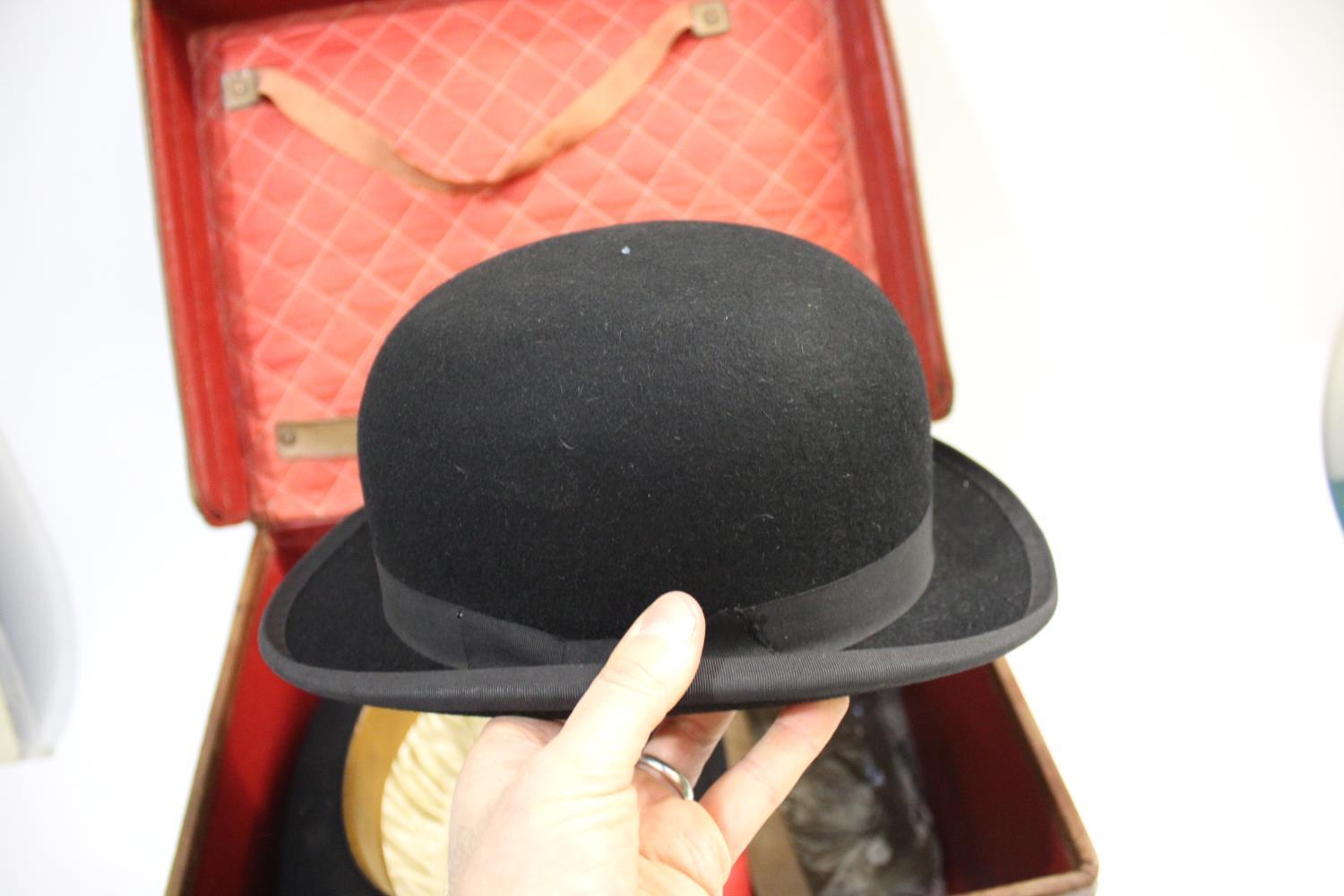 LEATHER HAT BOX, TOP HAT & BOWLER HATS a vintage leather hat with a lined interior, with a black top - Image 7 of 9