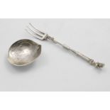 AN EARLY 20TH CENTURY CONTINENTAL FOLDING SPOON-CUM-FORK with a caryatid finial, in the manner of