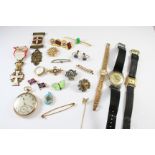 A QUANTITY OF JEWELLERY IN A TAN LEATHER JEWELLERY CASE including a gold brooch mounted with a