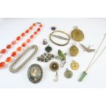 A QUANTITY OF JEWELLERY including a carnelian bead necklace with crystal spacers, a bracelet of