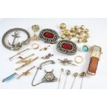 A QUANTITY OF JEWELLERY including a 22ct gold wedding band, 3.1 grams, a cabochon turquoise and