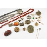 A QUANTITY OF JEWELLERY AND COSTUME JEWELLERY