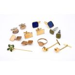 A PAIR OF 9CT GOLD CUFFLINKS of rectangular shape, each with engine turned and foliate decoration,