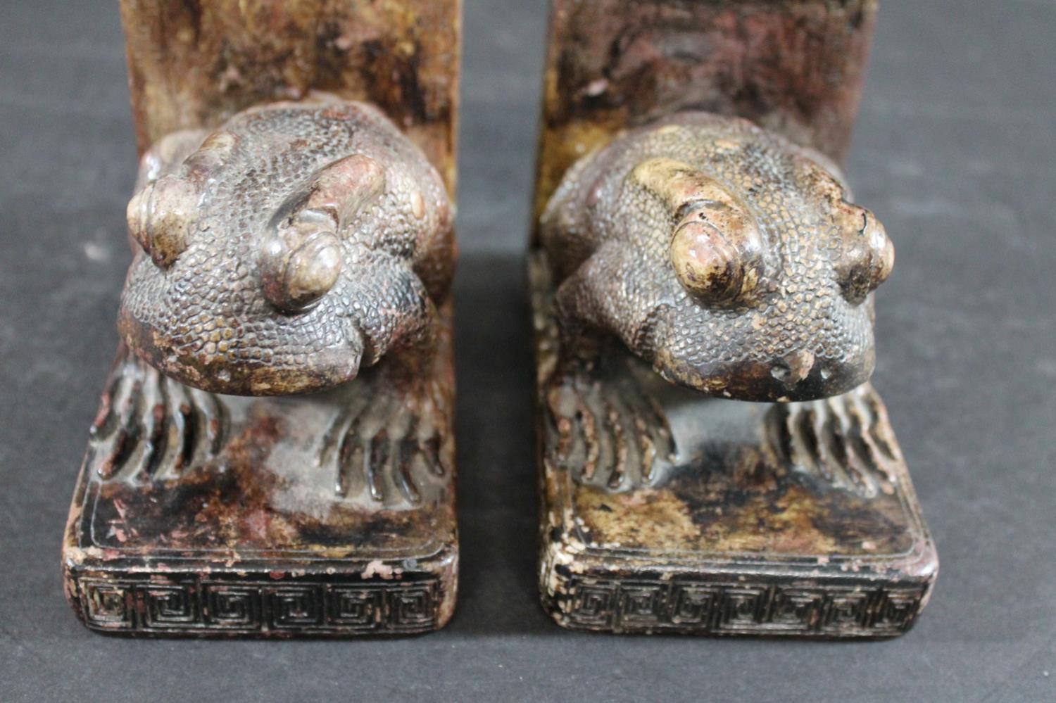 PAIR OF CHINESE SOAPSTONE BOOKENDS - FROGS. A pair of carved soapstone bookends in the form of a - Bild 10 aus 12