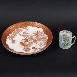 JAPANESE KUTANI PORCELAIN CHARGER & CHINESE TANKARD. A late 19thc Japanese charger, painted with a