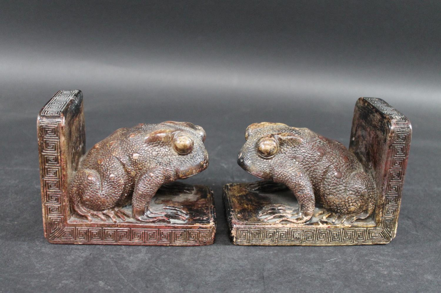 PAIR OF CHINESE SOAPSTONE BOOKENDS - FROGS. A pair of carved soapstone bookends in the form of a - Bild 3 aus 12