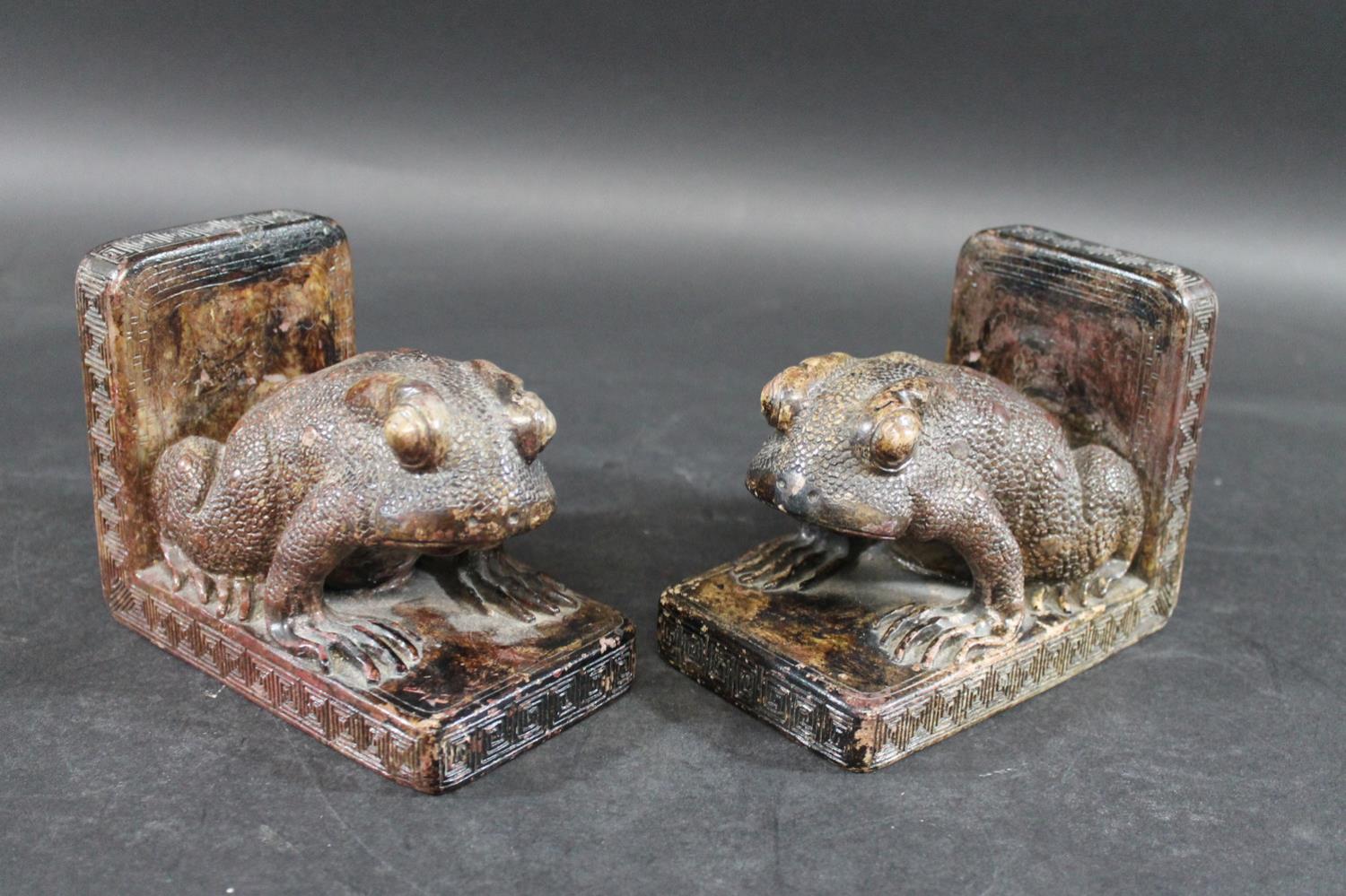 PAIR OF CHINESE SOAPSTONE BOOKENDS - FROGS. A pair of carved soapstone bookends in the form of a - Bild 8 aus 12