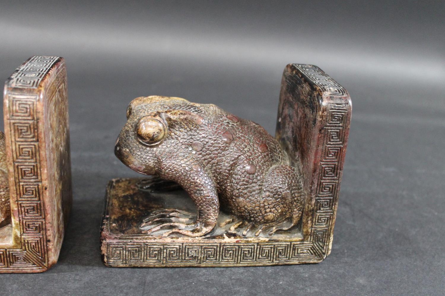 PAIR OF CHINESE SOAPSTONE BOOKENDS - FROGS. A pair of carved soapstone bookends in the form of a - Bild 4 aus 12