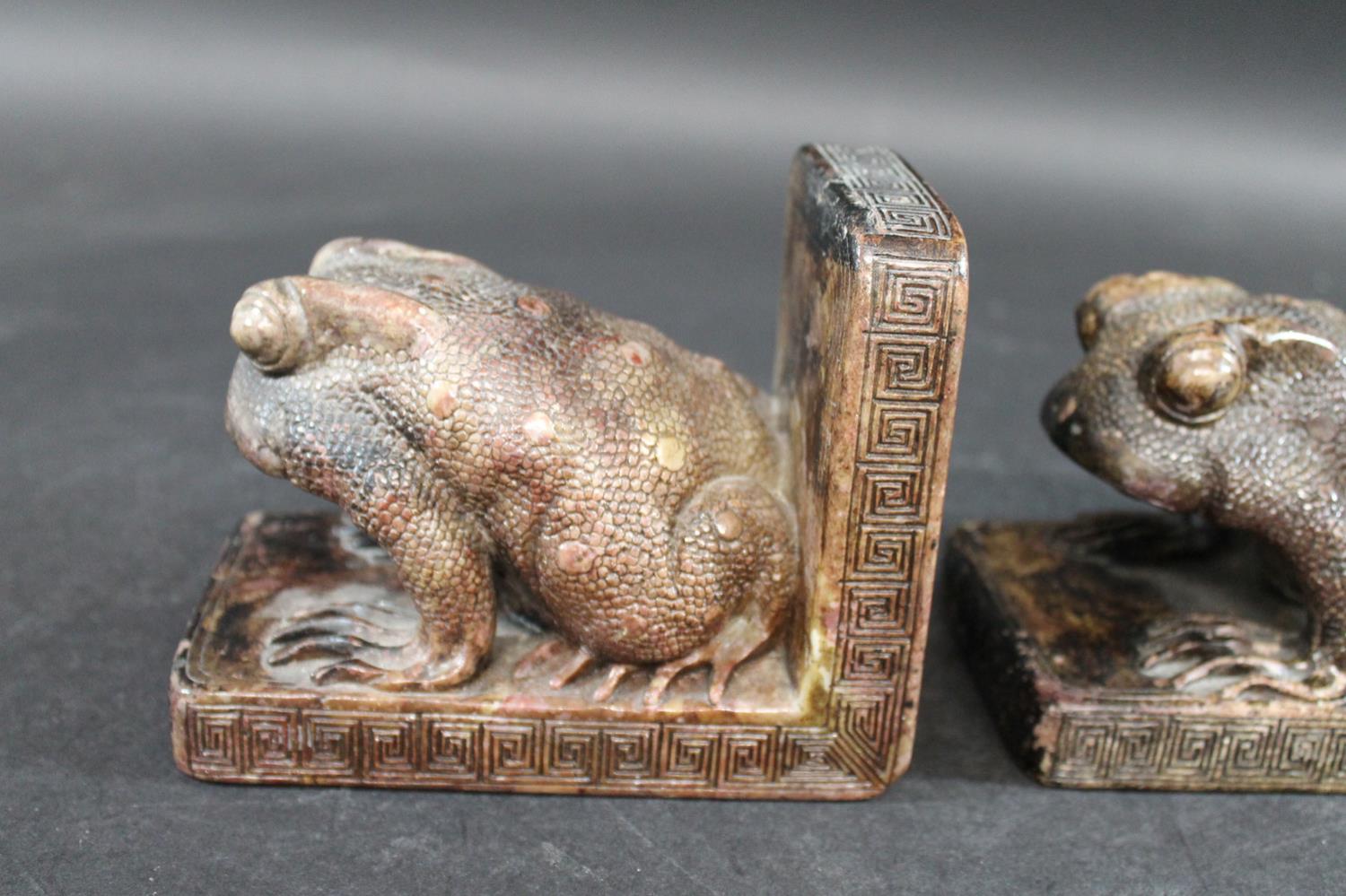 PAIR OF CHINESE SOAPSTONE BOOKENDS - FROGS. A pair of carved soapstone bookends in the form of a - Bild 5 aus 12