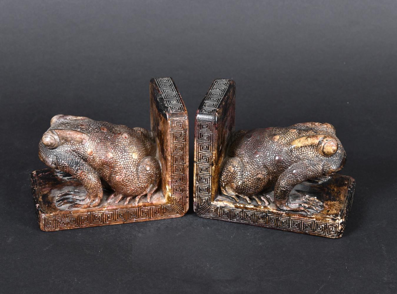 PAIR OF CHINESE SOAPSTONE BOOKENDS - FROGS. A pair of carved soapstone bookends in the form of a - Bild 2 aus 12