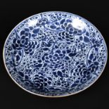 LARGE CHINESE BLUE & WHITE DISH - KANGXI. Kangxi Period (1654-1722), the large blue and white dish