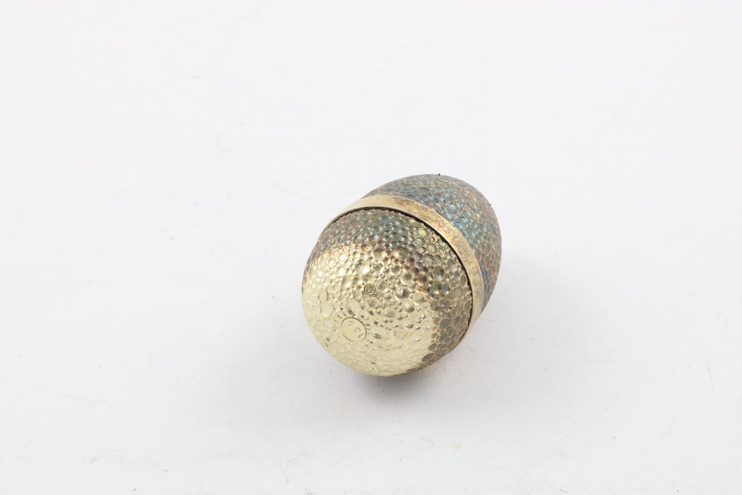 BY STUART DEVLIN:-. a late 20th century silvergilt "surprise" egg, with a textured surface, - Bild 2 aus 3