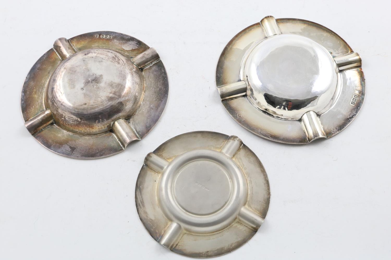 A PAIR OF GEORGE V ASHTRAYS. circular, with 4 cigarette rests on each, crested, by Pairpoint - Image 2 of 2