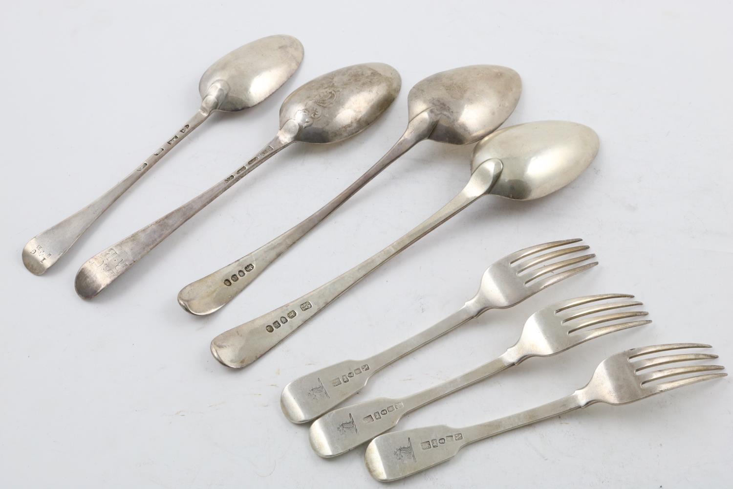 MISCELLANEOUS FLATWARE:-. a set of three York-made Fiddle Pattern forks, crested, by James Barber, - Bild 2 aus 2