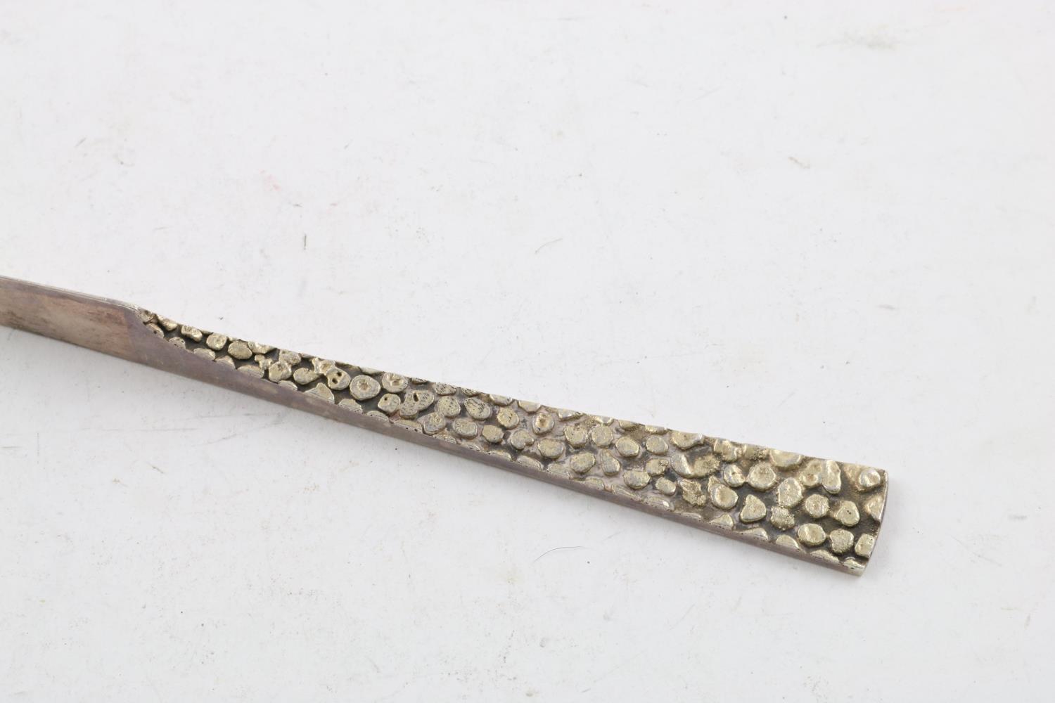 BY STUART DEVLIN:-. an Elizabeth II parcel-gilt paper knife, with a textured handle and inscribed " - Bild 3 aus 3