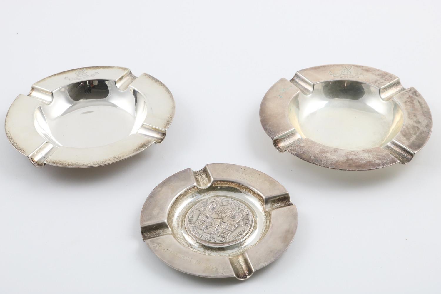 A PAIR OF GEORGE V ASHTRAYS. circular, with 4 cigarette rests on each, crested, by Pairpoint