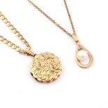 A 9CT GOLD LOCKET PENDANT. of circular form, with engraved foliate decoration, 2.2cm dia., on a