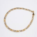A 14CT TWO COLOUR GOLD ELEPHANT COLLAR NECKLACE. formed alternately with standing elephants and