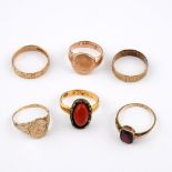 A GARNET AND GOLD RING. mounted with a rectangular-shaped garnet in 9ct gold, size N 1/2, together