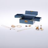A QUANTITY OF JEWELLERY IN BLUE LEATHER JEWELLERY BOX. including an 18ct gold signet ring, 4.3