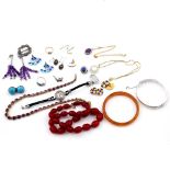 A QUANTITY OF JEWELLERY. including a 9ct gold knot ring, a jade and mother of pearl pendant, a