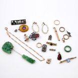 A QUANTITY OF JEWELLERY. including a Victorian amethyst and gold brooch, a foliate engraved and