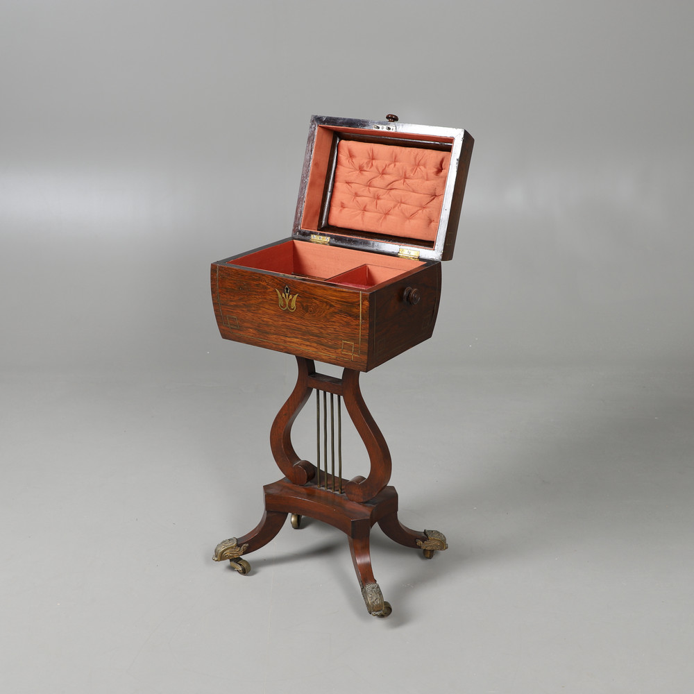 A REGENCY ROSEWOOD AND BRASS INLAID TEAPOY. the rounded sarcophagus top with turned handles - Bild 4 aus 8