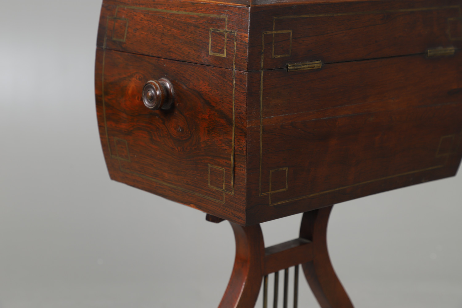 A REGENCY ROSEWOOD AND BRASS INLAID TEAPOY. the rounded sarcophagus top with turned handles - Bild 7 aus 8