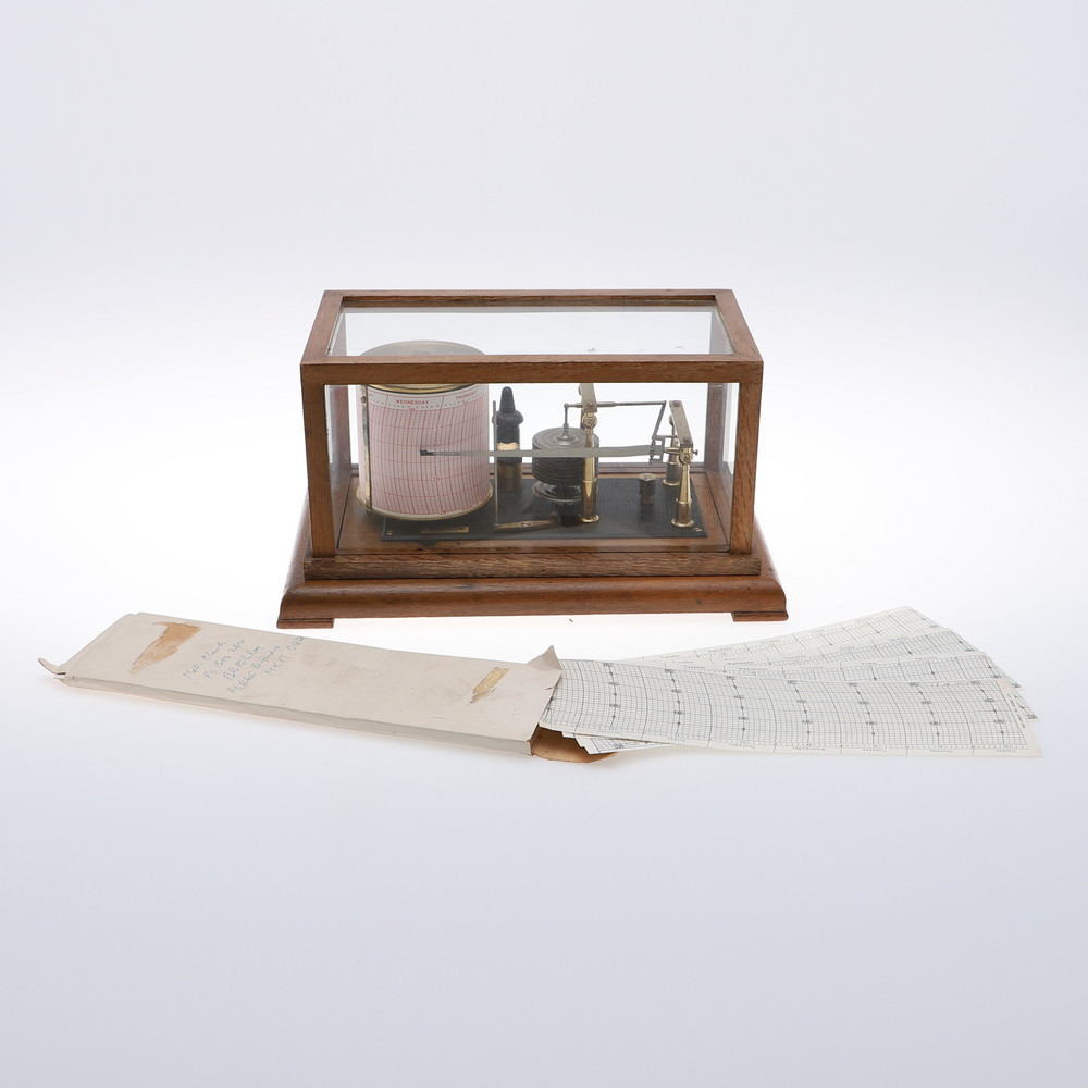 A NEGRETTI & ZAMBRA BAROGRAPH. 20th century, serial number R/32058, with silvered bellows in an