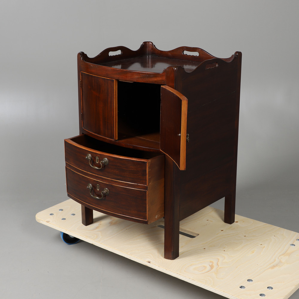 A GEORGE III MAHOGANY BOW FRONT COMMODE. the galleried top above cupboards and a converted drawer, - Bild 8 aus 11