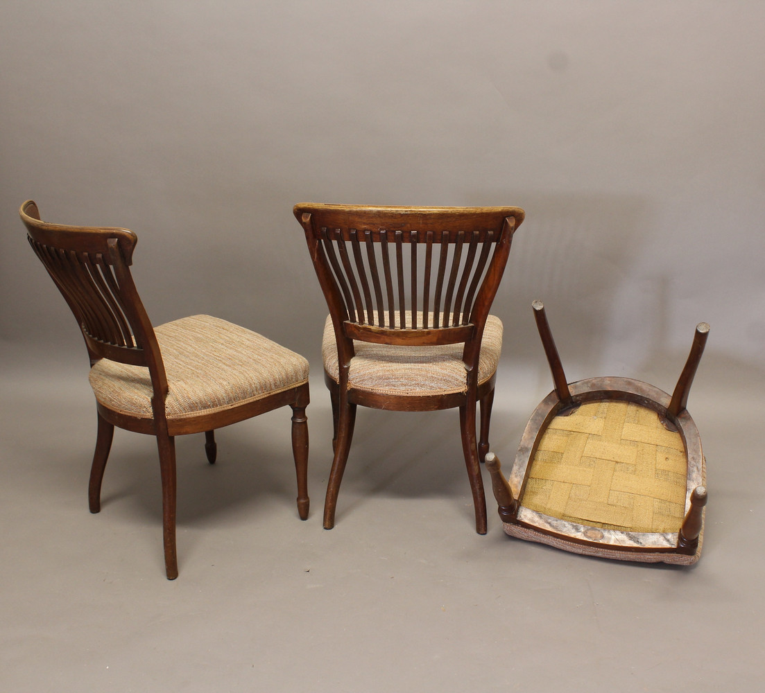 IN THE MANNER OF E.W GODWIN. a set of six Arts and Crafts mahogany dining chairs, with bar and - Bild 4 aus 5