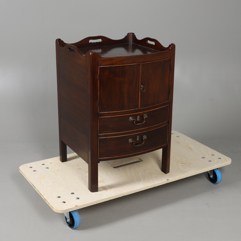 A GEORGE III MAHOGANY BOW FRONT COMMODE. the galleried top above cupboards and a converted drawer, - Bild 7 aus 11