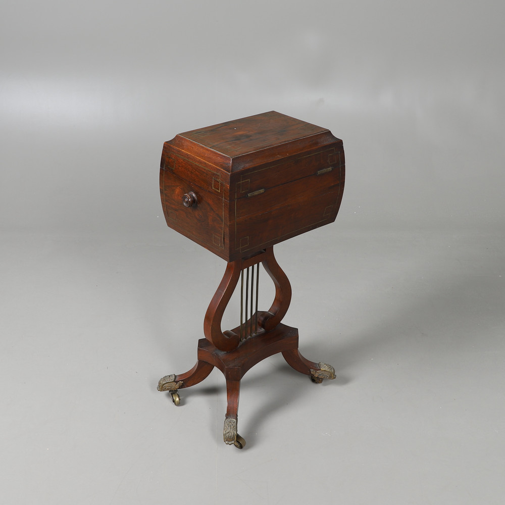 A REGENCY ROSEWOOD AND BRASS INLAID TEAPOY. the rounded sarcophagus top with turned handles - Bild 2 aus 8