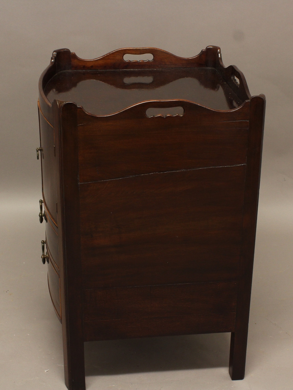 A GEORGE III MAHOGANY BOW FRONT COMMODE. the galleried top above cupboards and a converted drawer, - Bild 4 aus 11