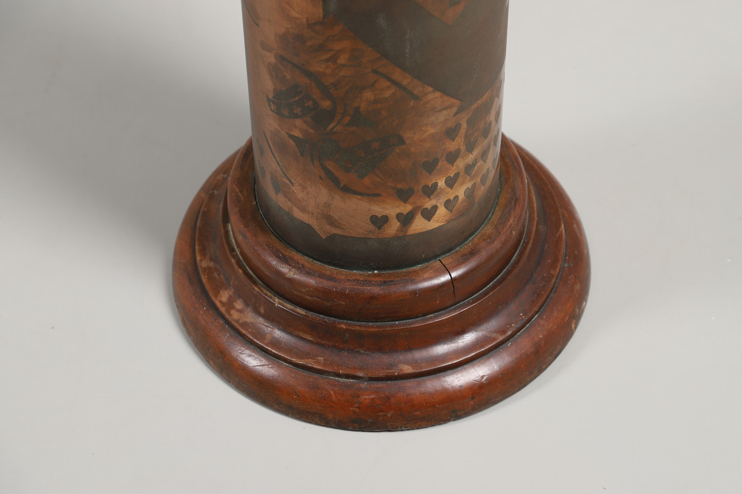 A BRONZE PEDESTAL OR PLANT STAND. possibly converted from a printing roller with heart and diamond - Bild 4 aus 5