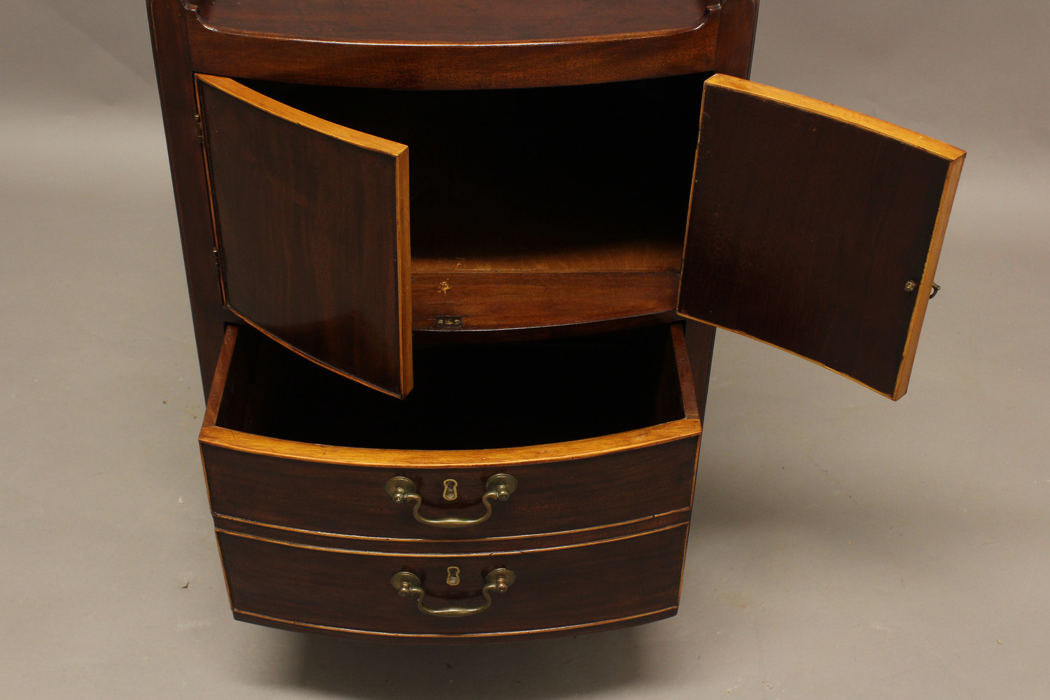 A GEORGE III MAHOGANY BOW FRONT COMMODE. the galleried top above cupboards and a converted drawer, - Bild 3 aus 11