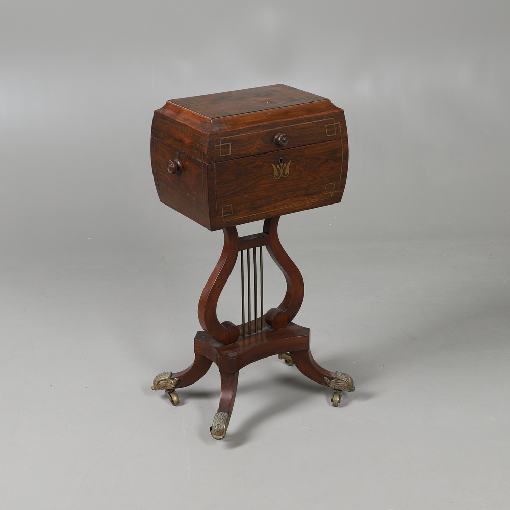 A REGENCY ROSEWOOD AND BRASS INLAID TEAPOY. the rounded sarcophagus top with turned handles - Bild 3 aus 8