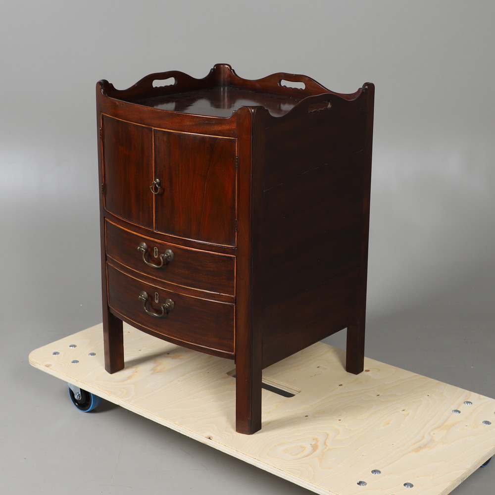 A GEORGE III MAHOGANY BOW FRONT COMMODE. the galleried top above cupboards and a converted drawer, - Bild 11 aus 11