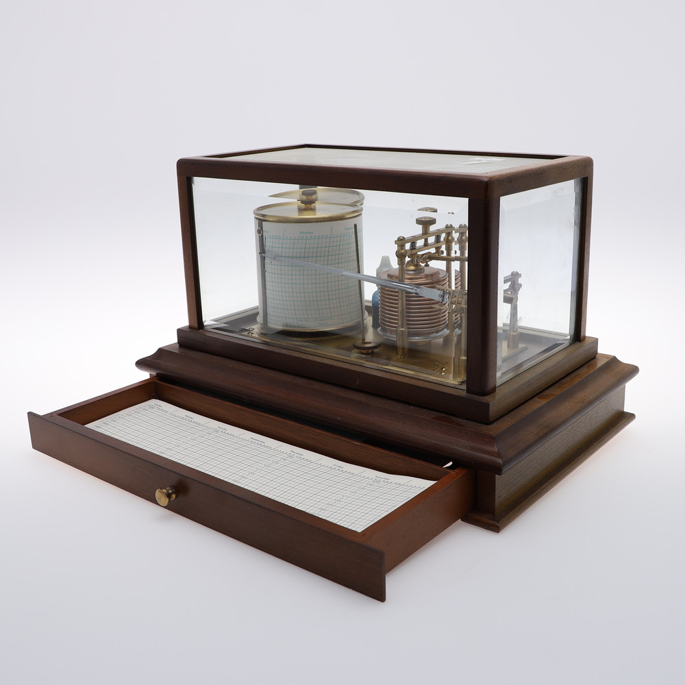 A MAHOGANY CASED BAROGRAPH. the case with bevelled glass panels and single drawer for papers, the - Bild 2 aus 5