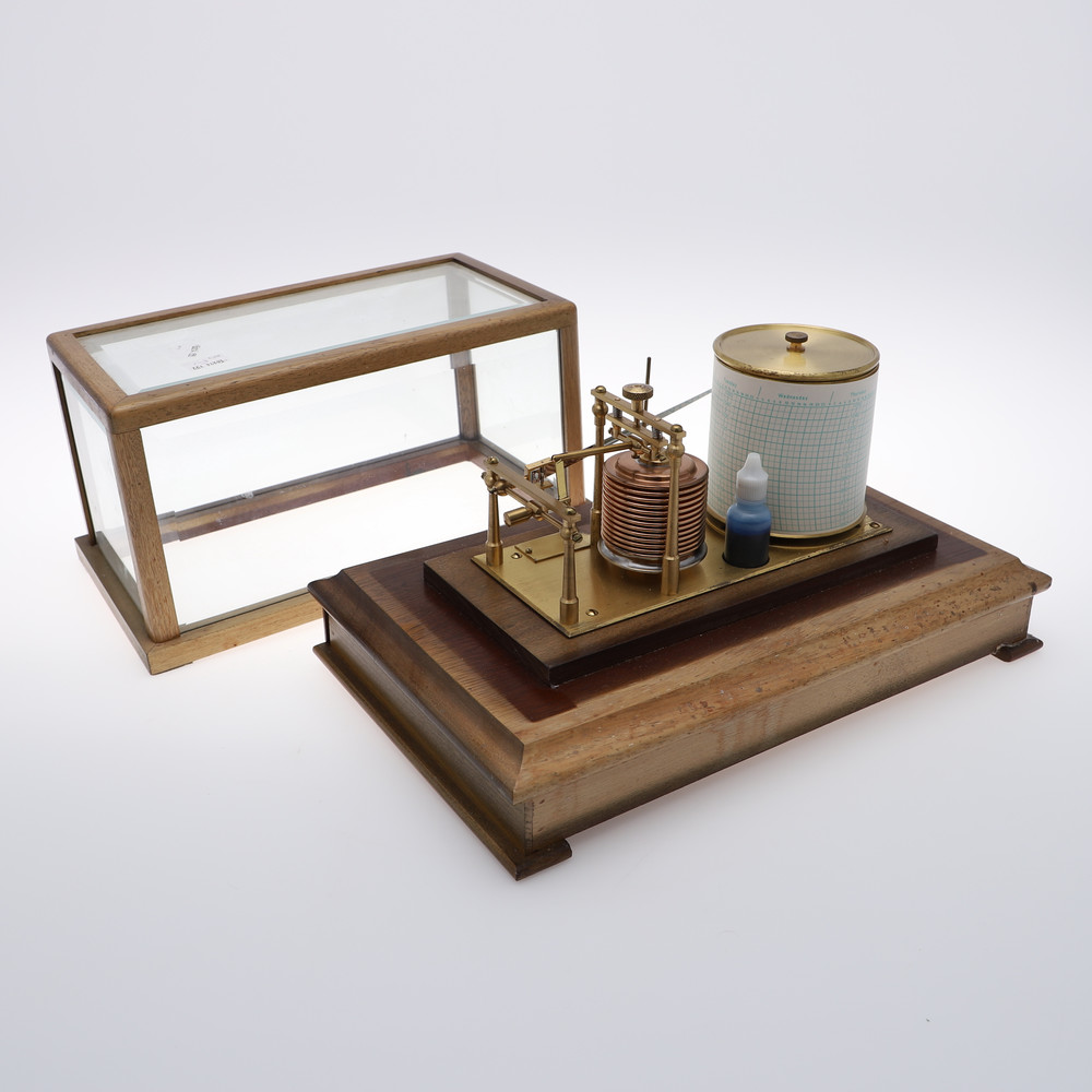 A MAHOGANY CASED BAROGRAPH. the case with bevelled glass panels and single drawer for papers, the - Bild 3 aus 5