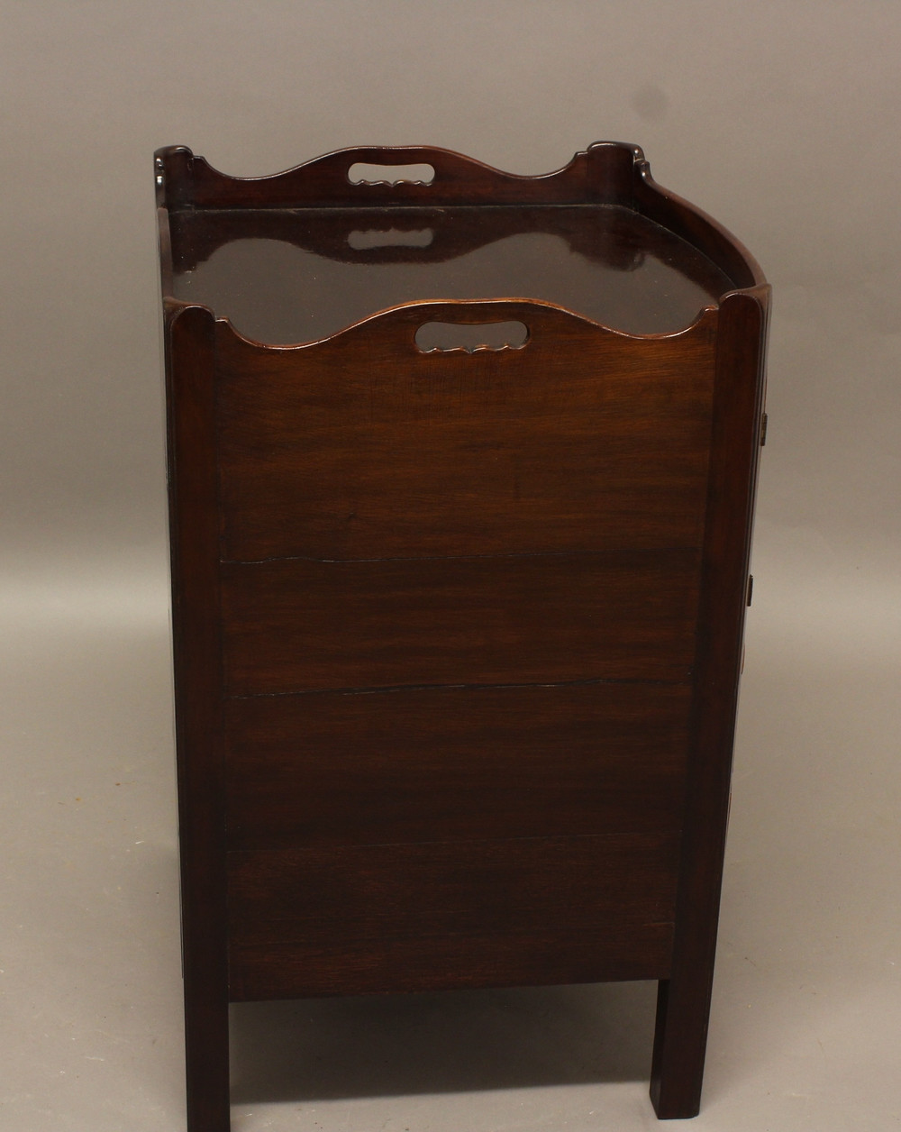 A GEORGE III MAHOGANY BOW FRONT COMMODE. the galleried top above cupboards and a converted drawer, - Bild 2 aus 11