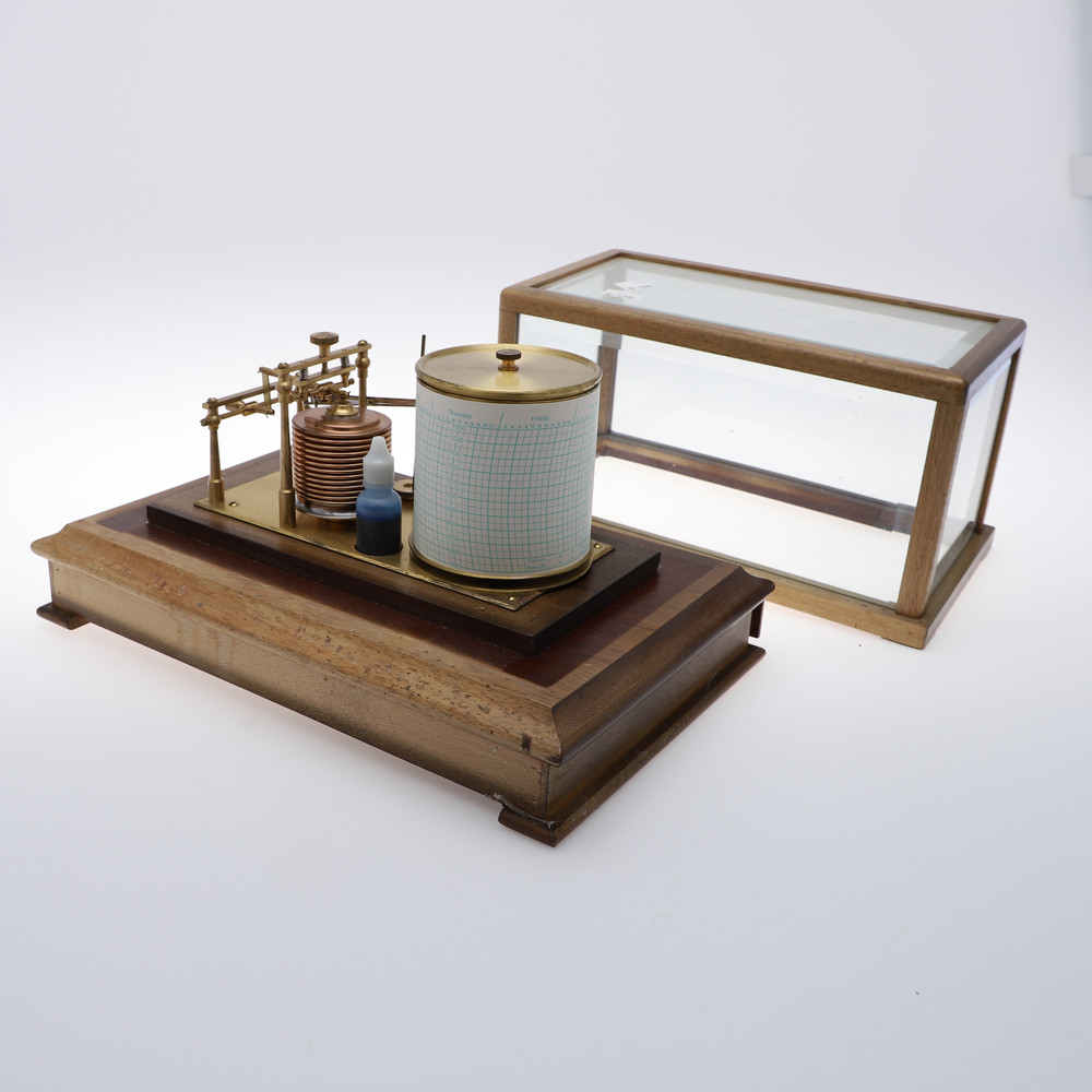 A MAHOGANY CASED BAROGRAPH. the case with bevelled glass panels and single drawer for papers, the - Bild 4 aus 5