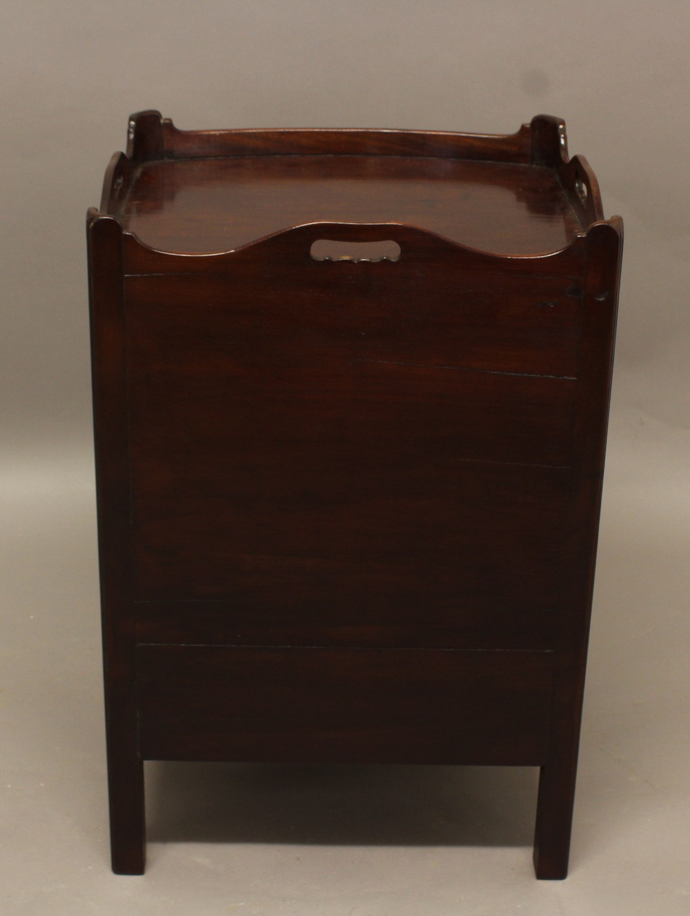 A GEORGE III MAHOGANY BOW FRONT COMMODE. the galleried top above cupboards and a converted drawer, - Bild 6 aus 11