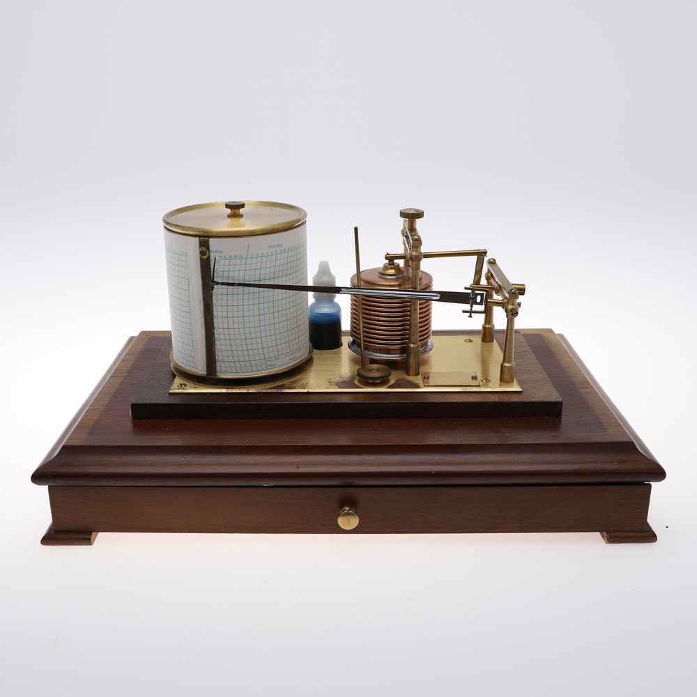 A MAHOGANY CASED BAROGRAPH. the case with bevelled glass panels and single drawer for papers, the - Bild 5 aus 5