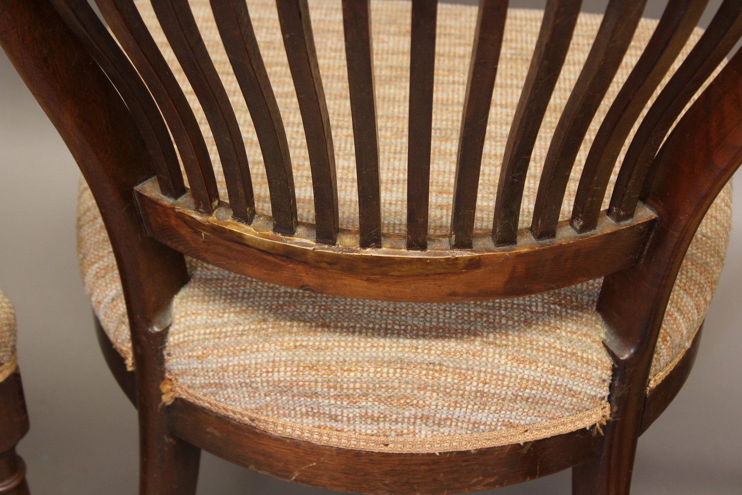 IN THE MANNER OF E.W GODWIN. a set of six Arts and Crafts mahogany dining chairs, with bar and - Bild 3 aus 5