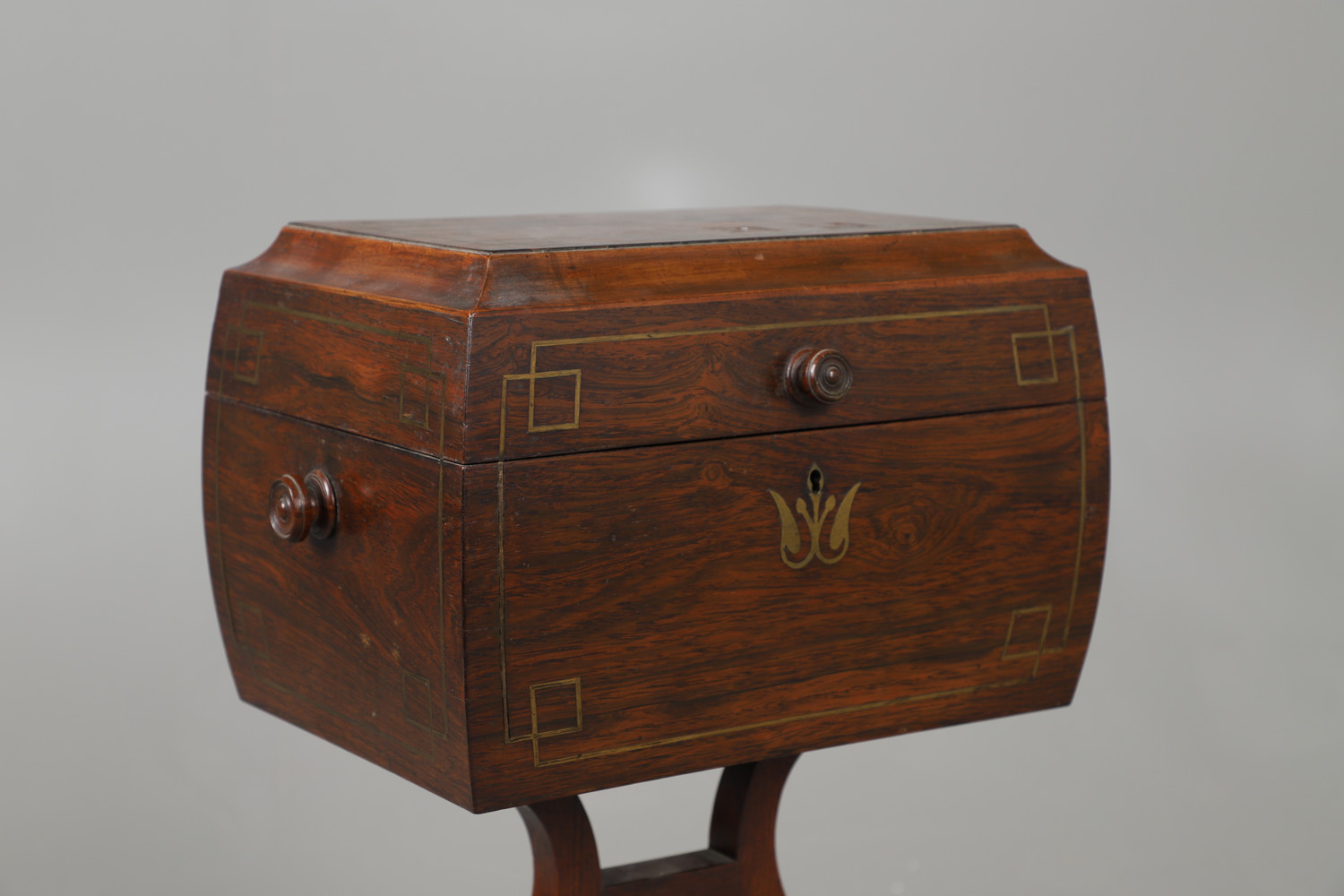 A REGENCY ROSEWOOD AND BRASS INLAID TEAPOY. the rounded sarcophagus top with turned handles - Bild 6 aus 8