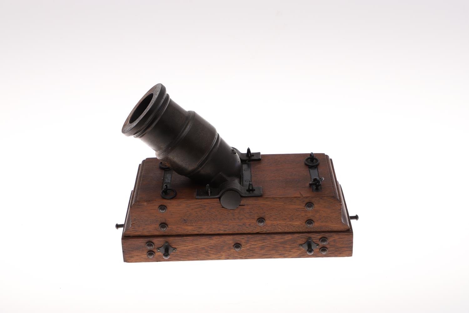 A MODEL OF A 19TH CENTURY TEN OR THIRTEEN INCH MORTAR ON WOODEN BED. - Image 3 of 5