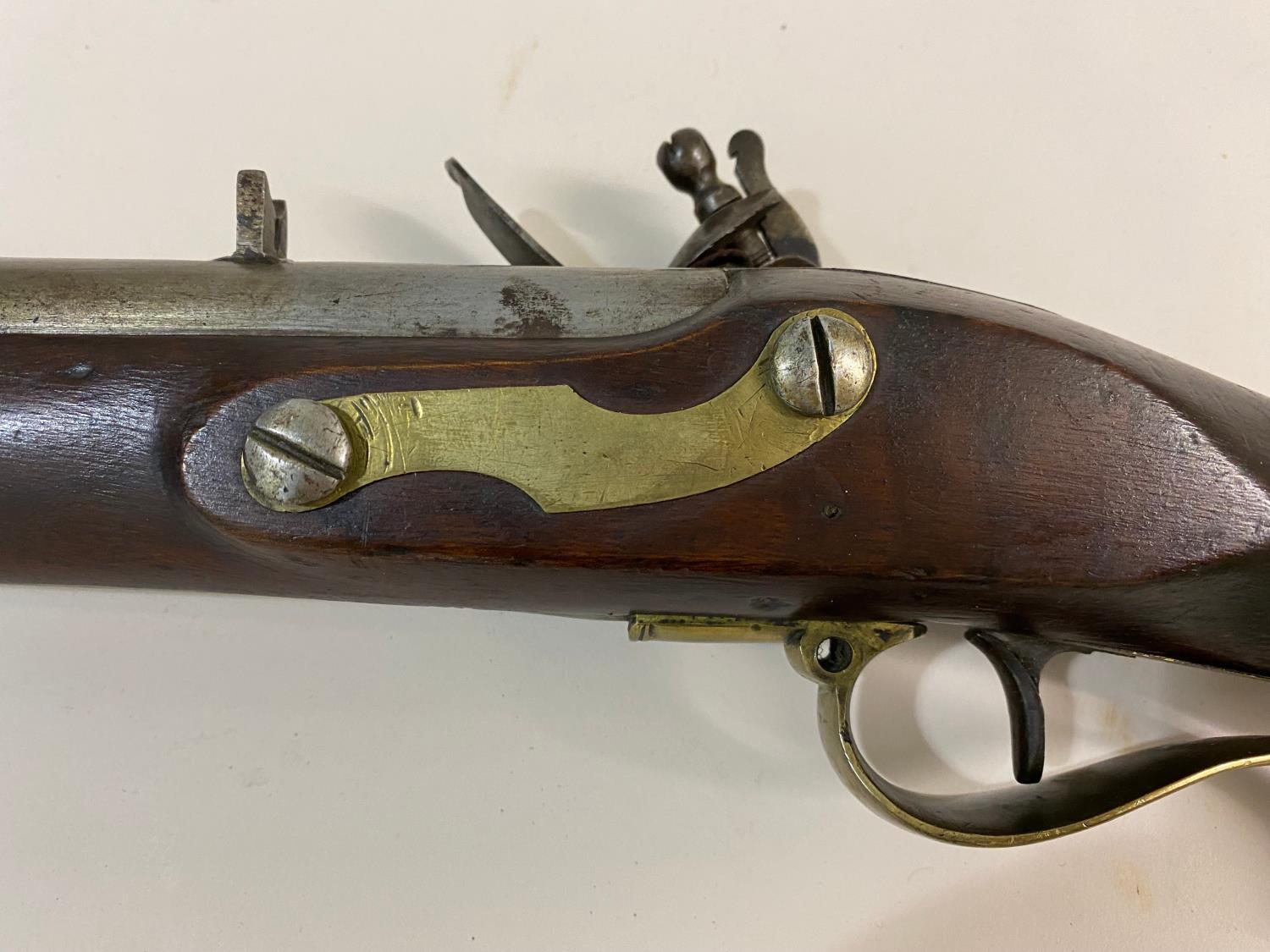 AN EARLY 19TH CENTURY 'BAKER' TYPE RIFLE WITH ISSUE MARKS. - Image 10 of 12