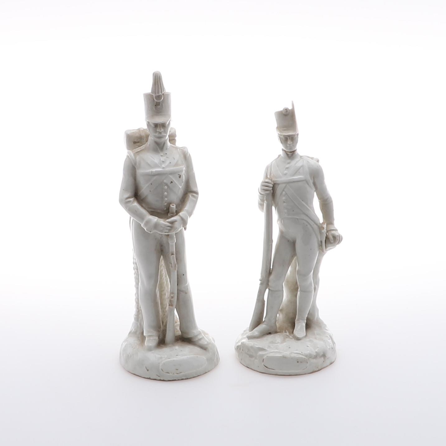 TWO VIENNA PORCELAIN FIGURES OF SOLDIERS IN NAPOLEONIC UNIFORM.