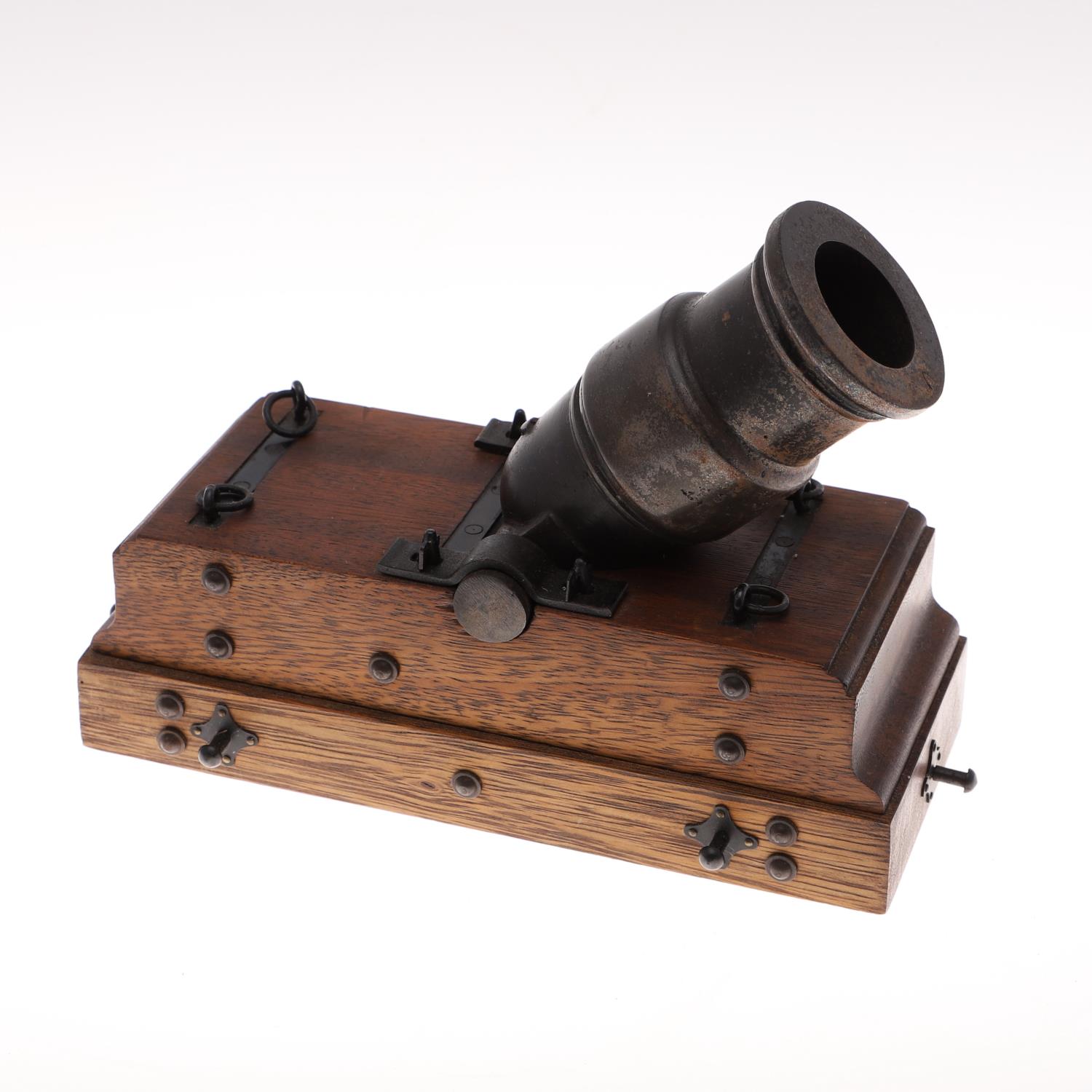 A MODEL OF A 19TH CENTURY TEN OR THIRTEEN INCH MORTAR ON WOODEN BED.